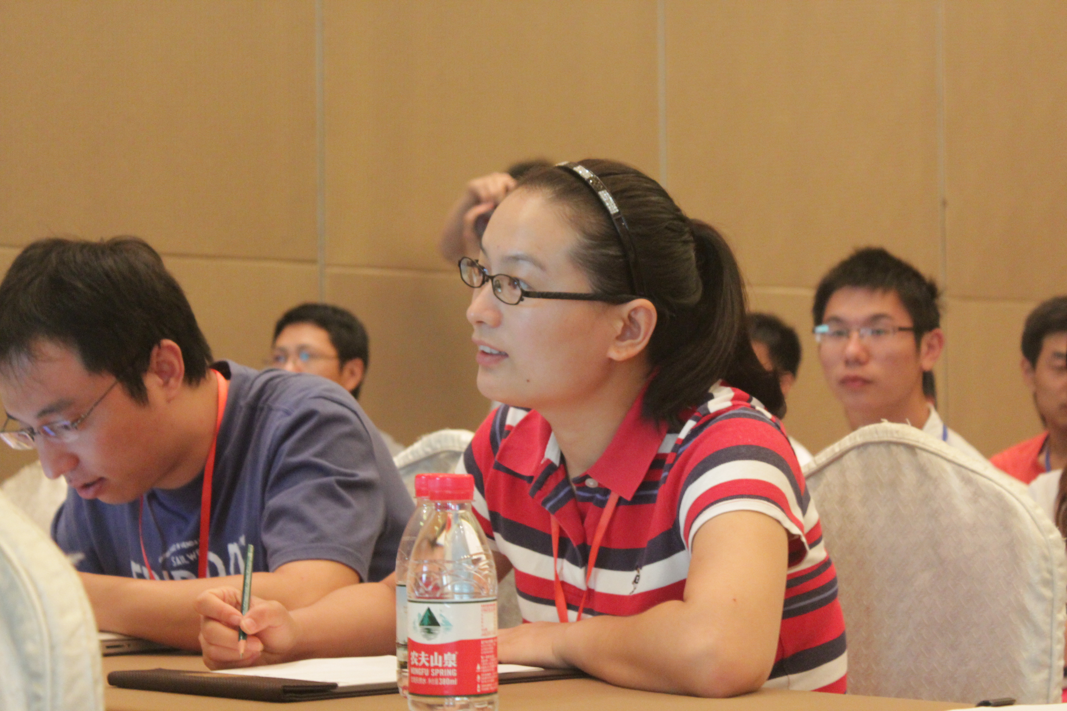 台下观众在认真听讲