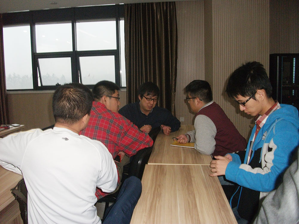 大家在一起积极交流