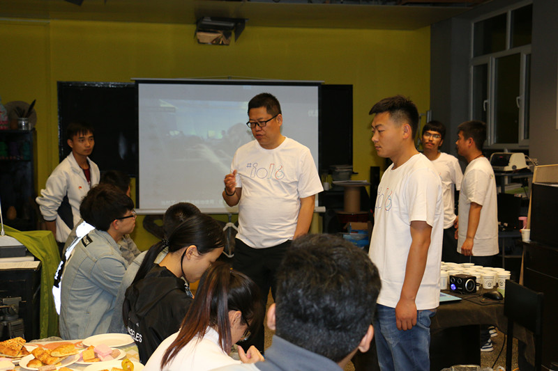 杨功元在分会场和同学交流